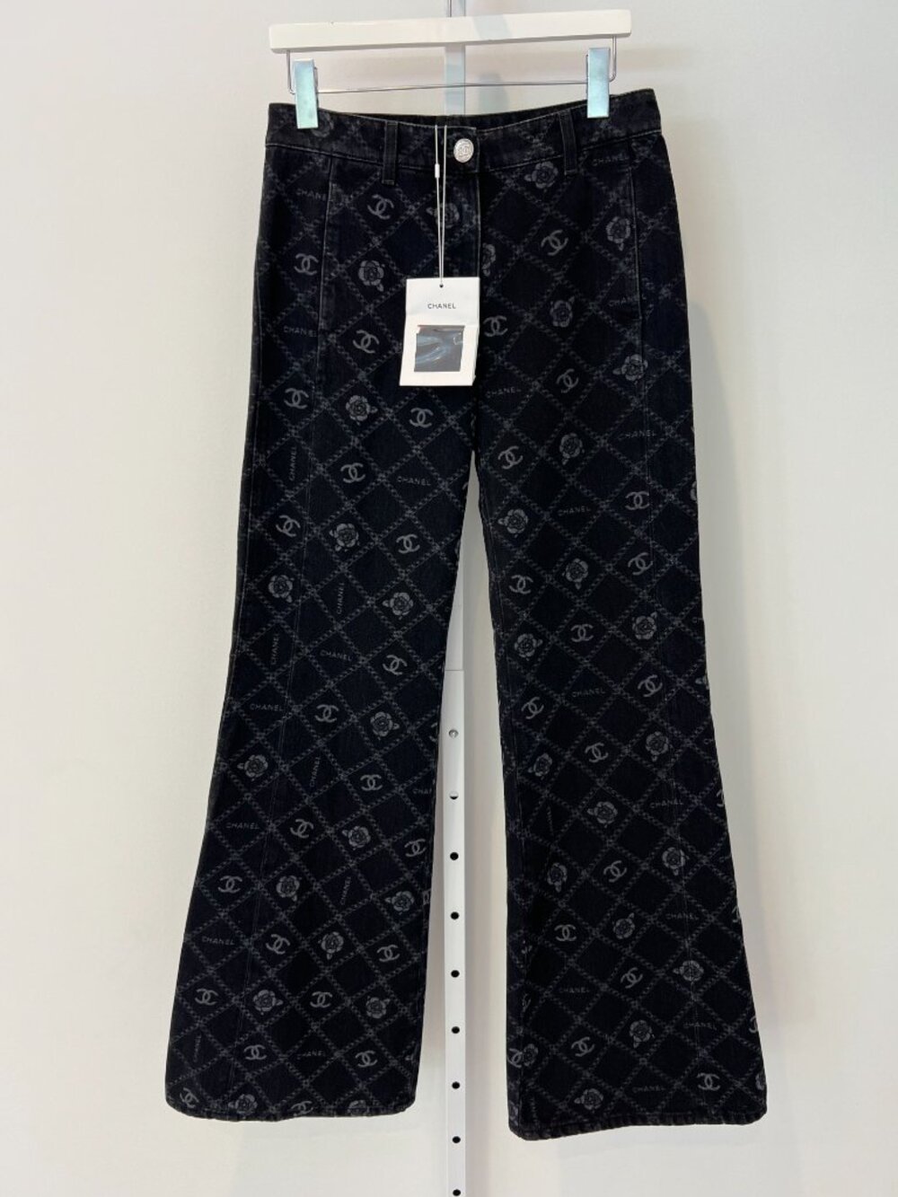CHANEL 23A CC CAMELLIA BLACK & WHITE WIDE LEG JEANS SIZE FR 38 / US 6 NWTS!